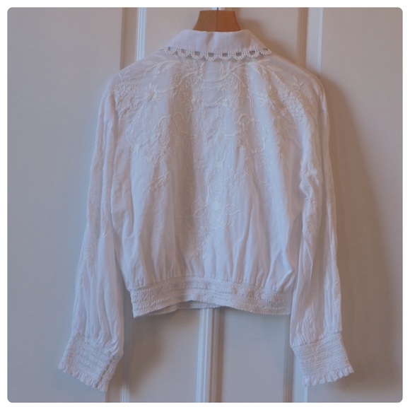 ALICE + OLIVIA Onella Embroidered Button Front Top - Picture 9 of 10